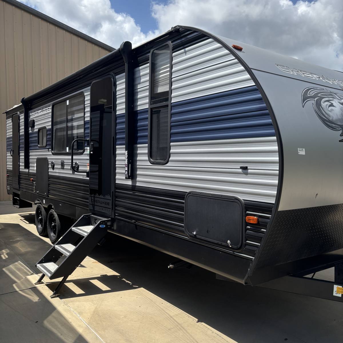 USED 2022 FOREST RIVER CHEROKEE LIMITED 274BRB - Bent's RV