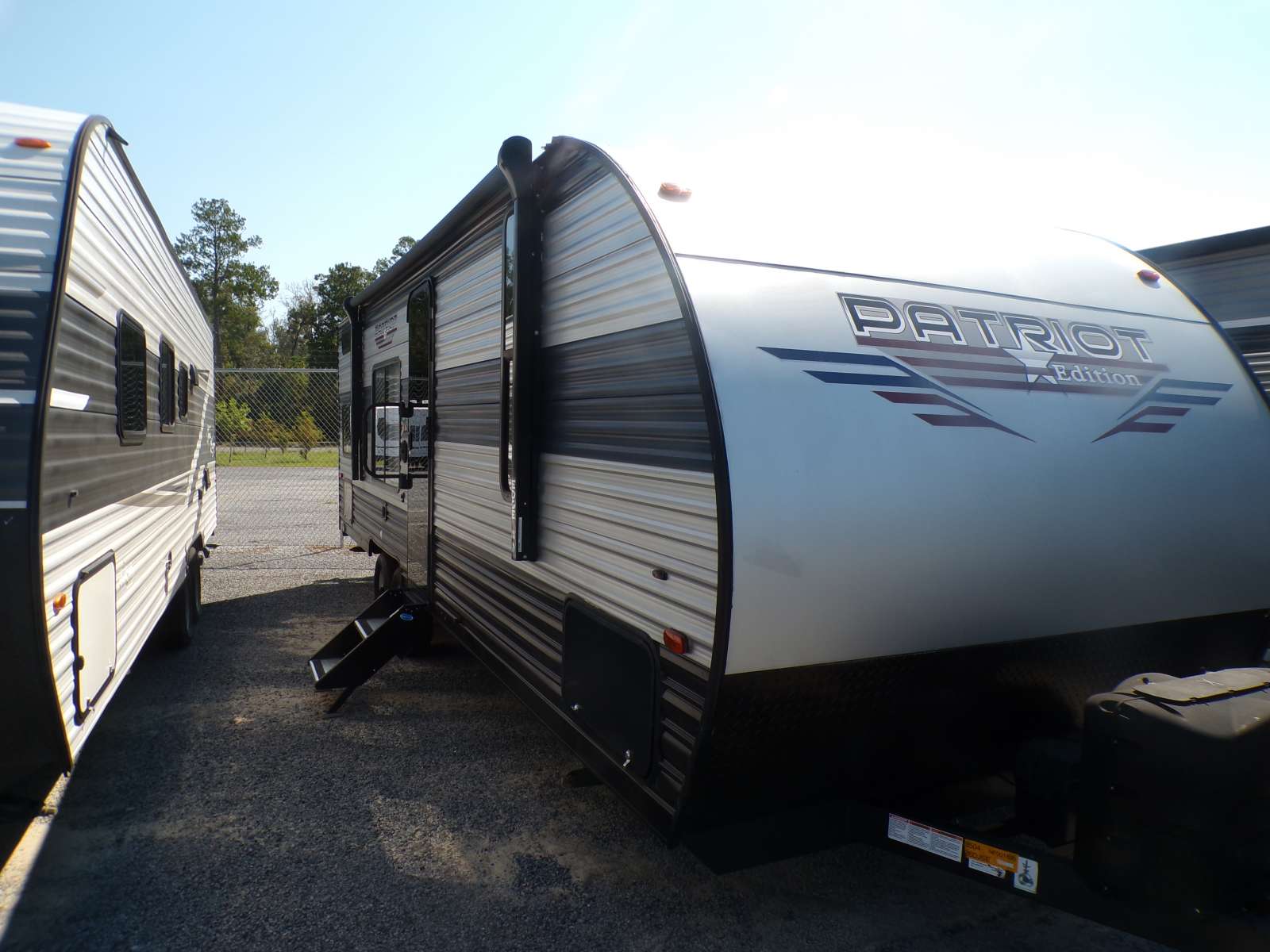 USED 2022 FOREST RIVER CHEROKEE GREY WOLF 26DJSE - Bent's RV