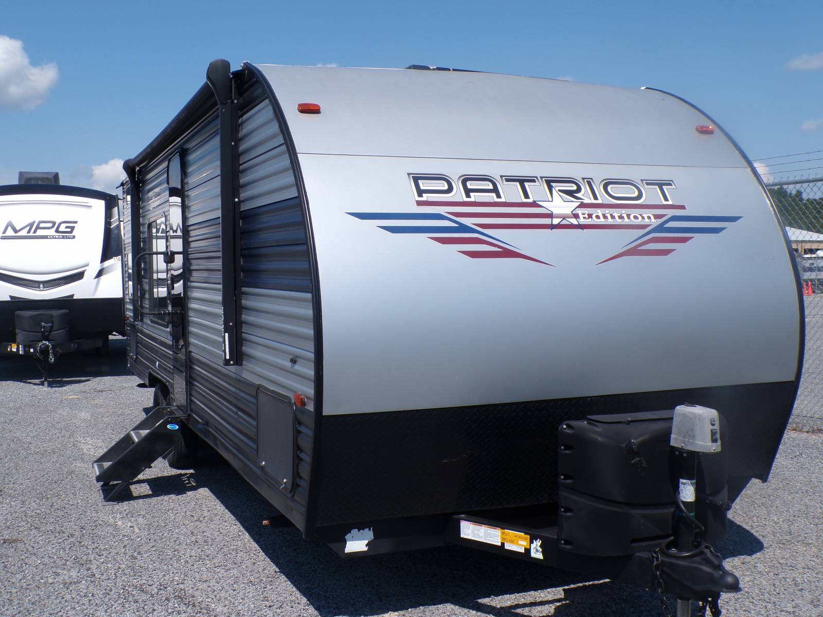 USED 2022 FOREST RIVER CHEROKEE GREY WOLF 26DJSE - Bent's RV