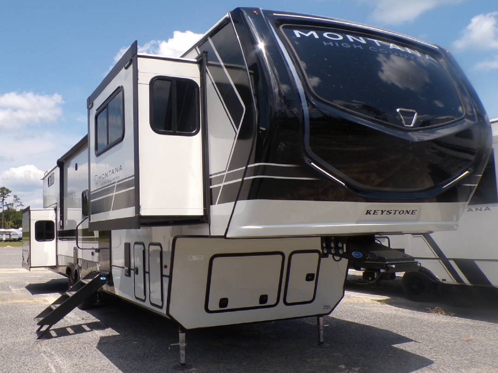 NEW 2026 KEYSTONE MONTANA HIGH COUNTRY 377FL - Bent's RV