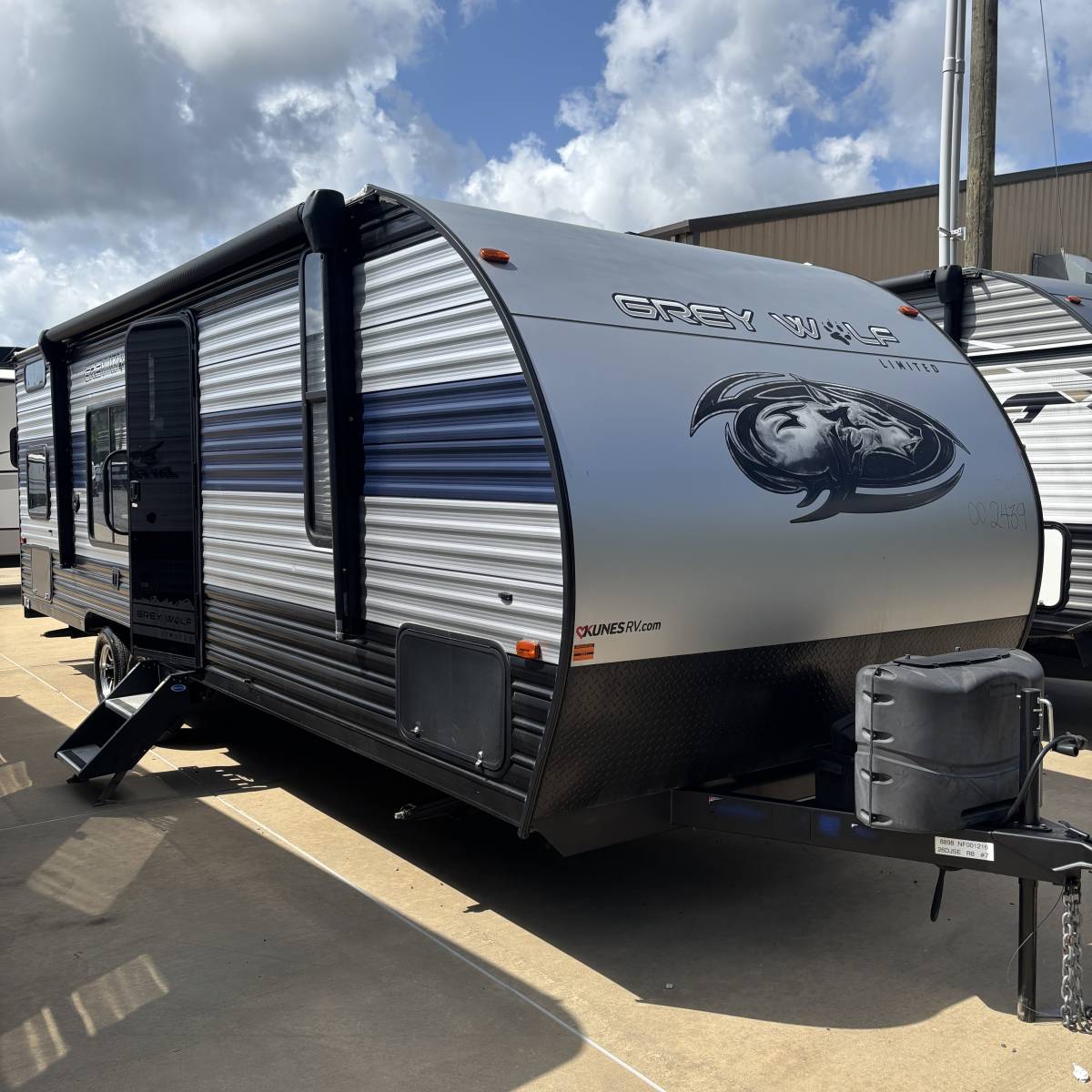 USED 2022 FOREST RIVER CHEROKEE GREY WOLF LIMITED 26DJSE - Bent's RV