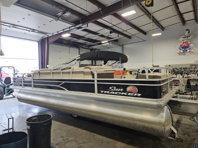 Tracker Fishin Barge 24 DLX