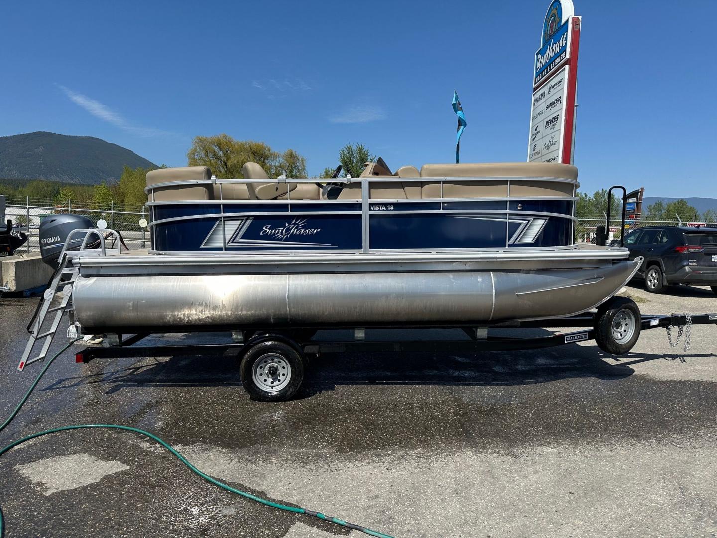 NEW 2025 SUNCHASER VISTA 18 LR - Boathouse Marine