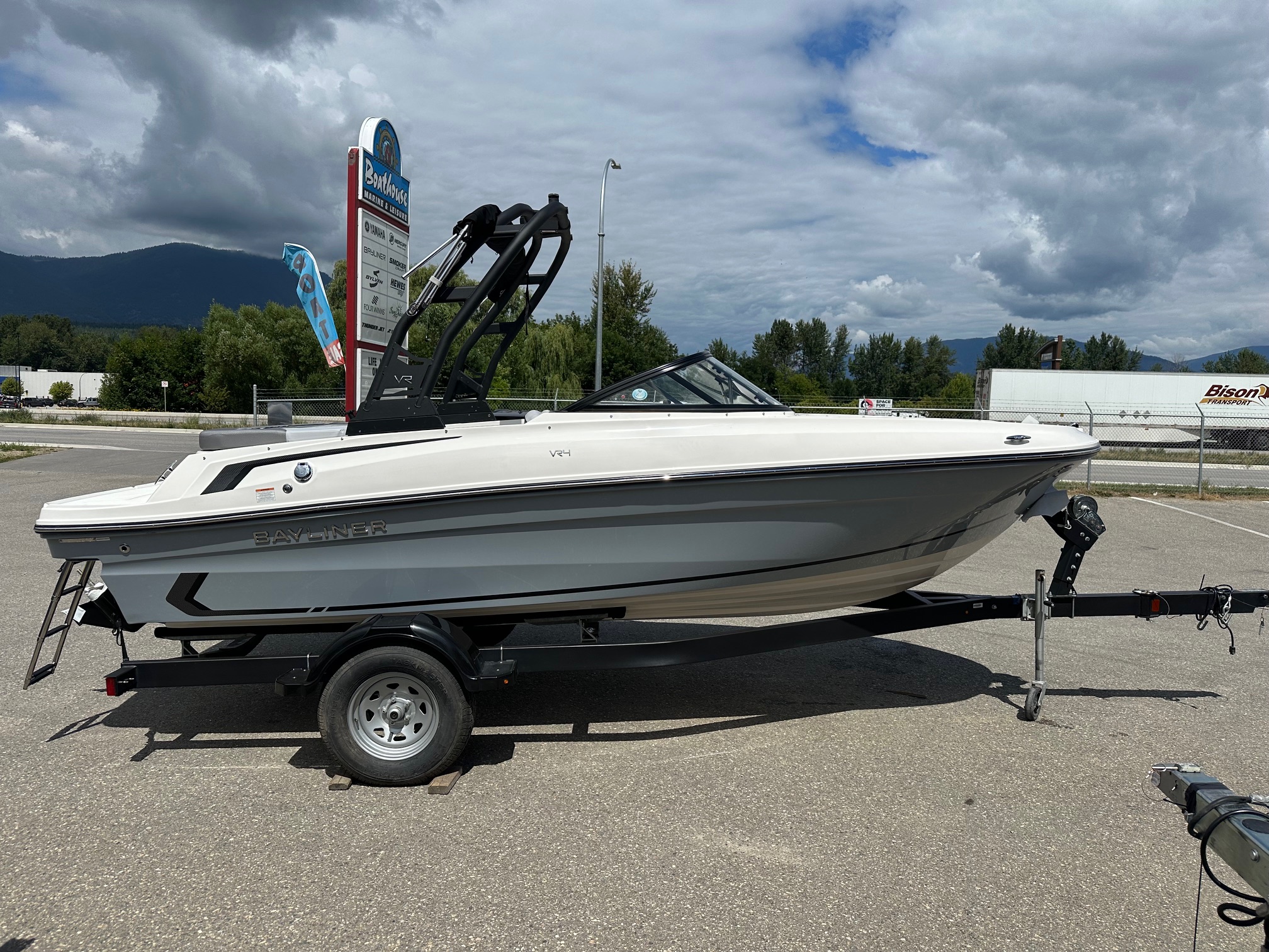 NEW 2025 Bayliner VR4 - Boathouse Marine
