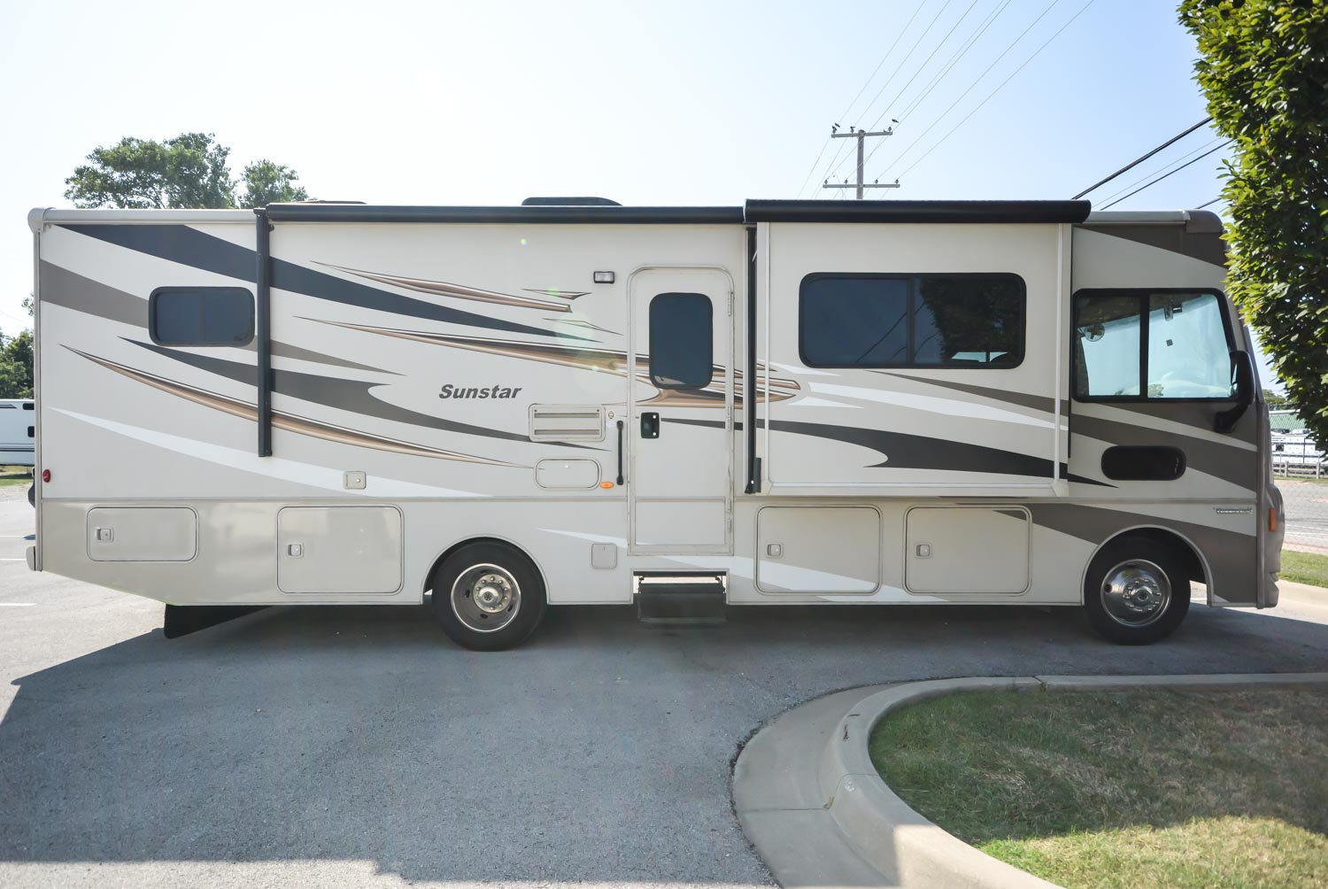 Used 2016 Winnebago Sunstar 30T - Camperland of Oklahoma