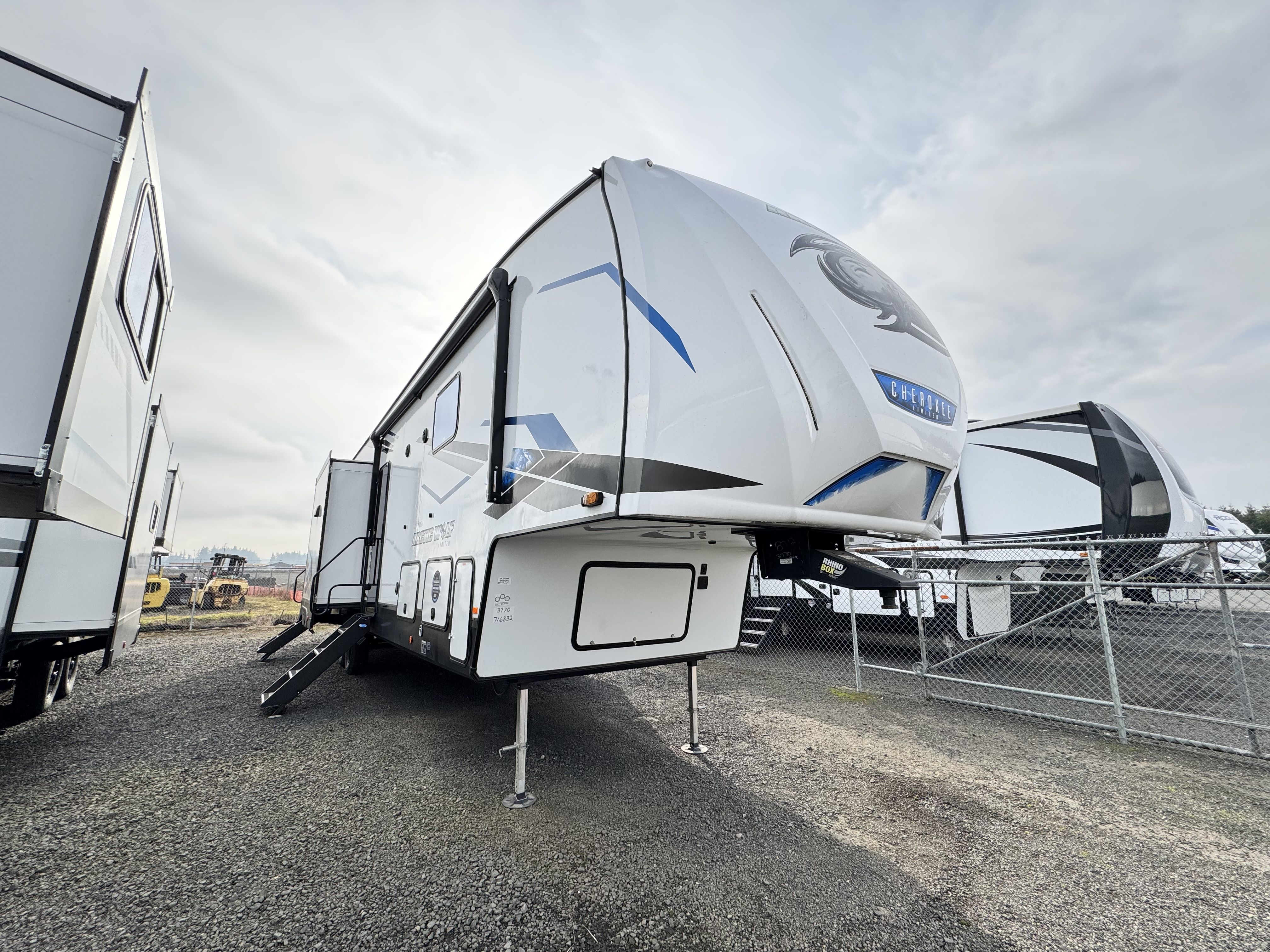 NEW 2024 Forest River Cherokee Arctic Wolf 3770 SUITE