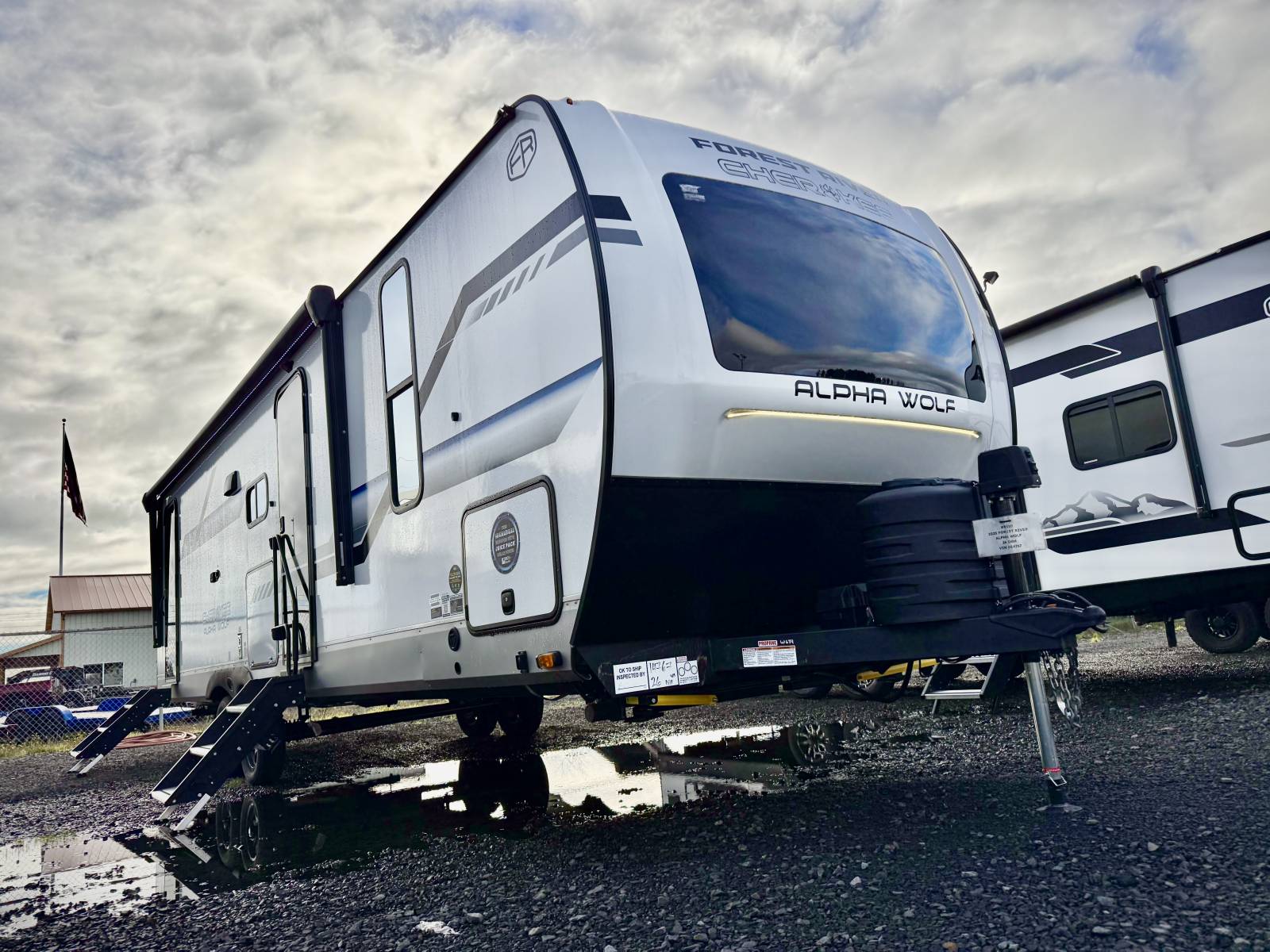 NEW 2025 FOREST RIVER CHEROKEE ALPHA WOLF 26DBH