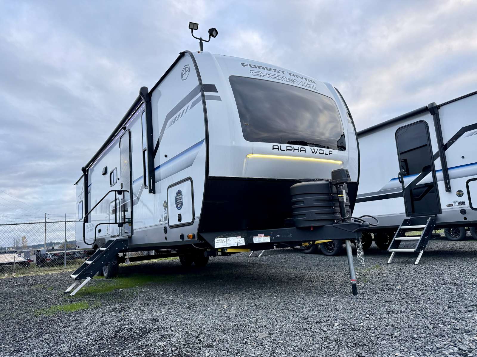 NEW 2025 FOREST RIVER CHEROKEE ALPHA WOLF 280QBS