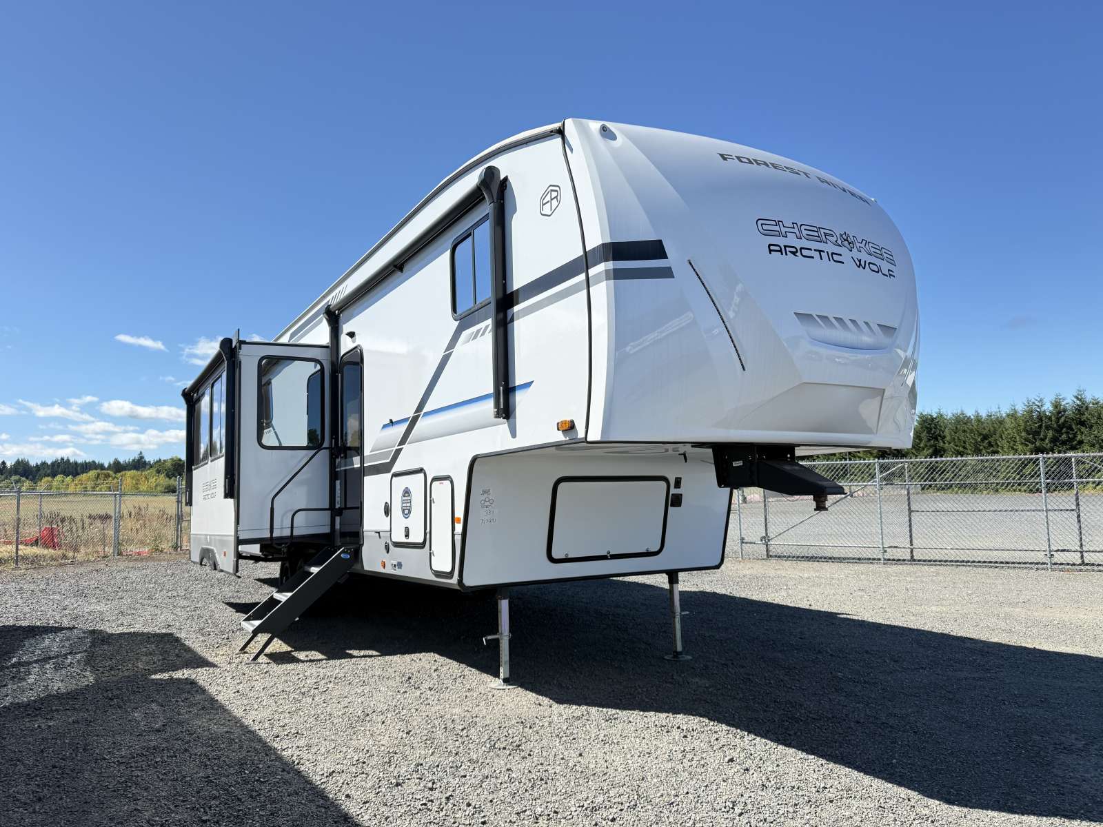 NEW 2025 FOREST RIVER CHEROKEE ARCTIC WOLF 331BH