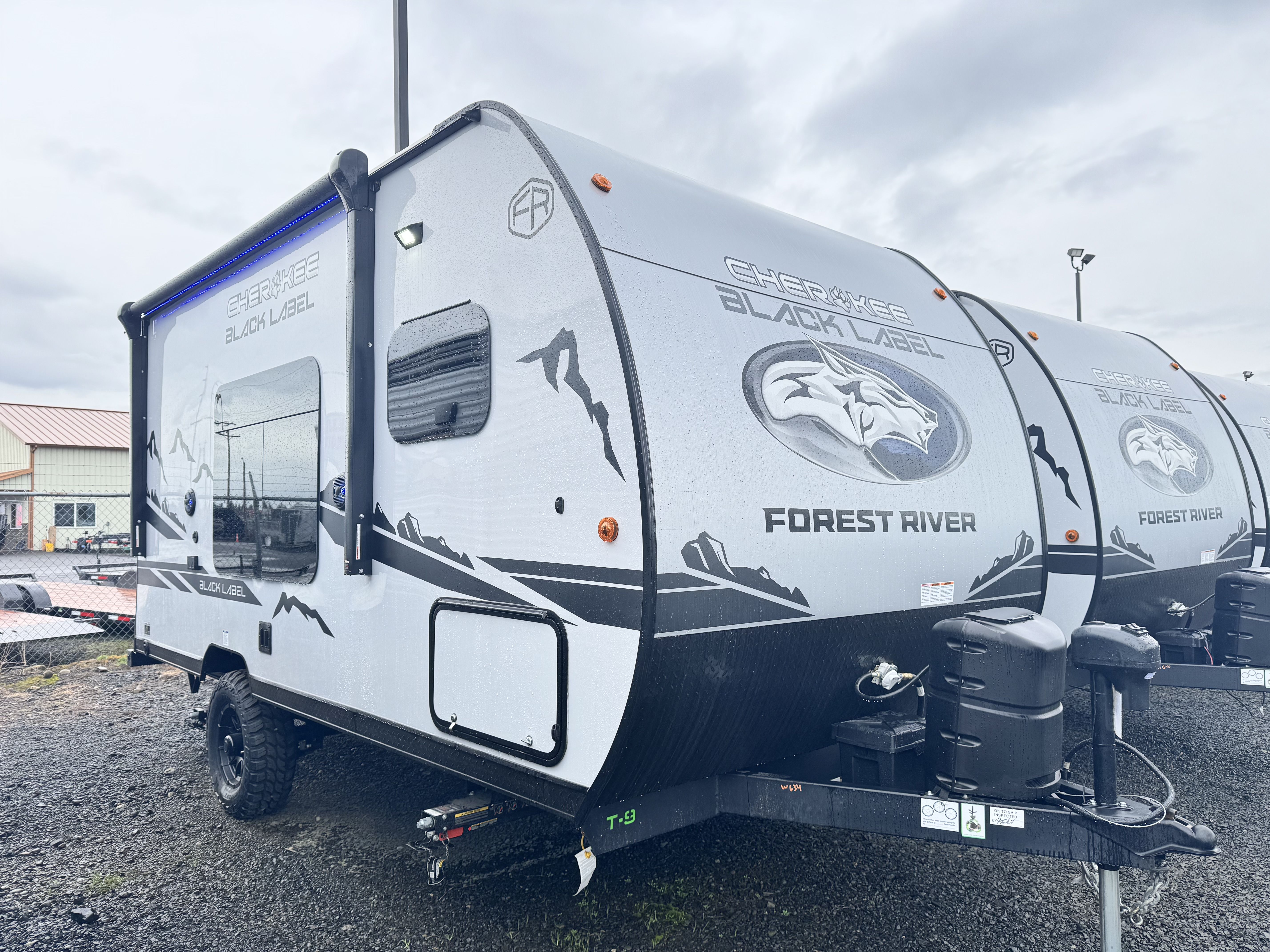 NEW 2025 FOREST RIVER CHEROKEE WOLF PUP 14CCBLW