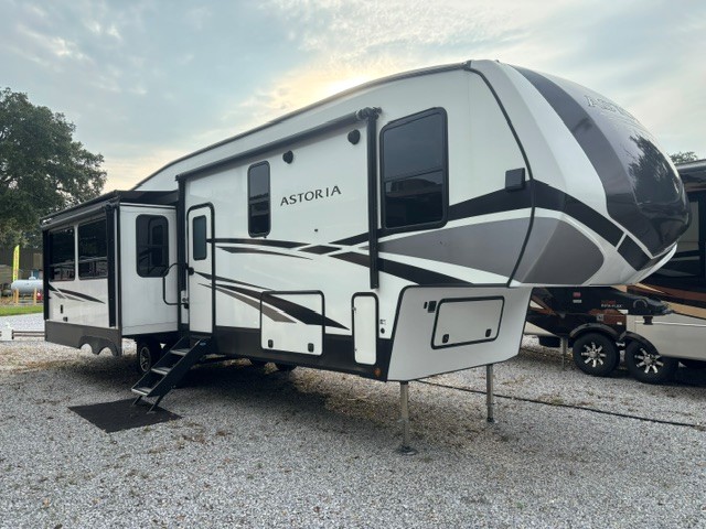Used 2024 Dutchmen Astoria 3173RLP