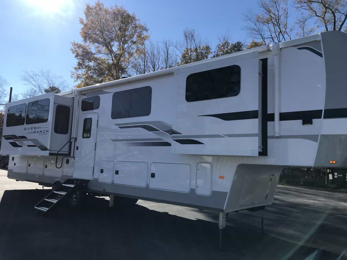 NEW 2022 Palomino Columbus River Ranch 392MB - Coastal RV