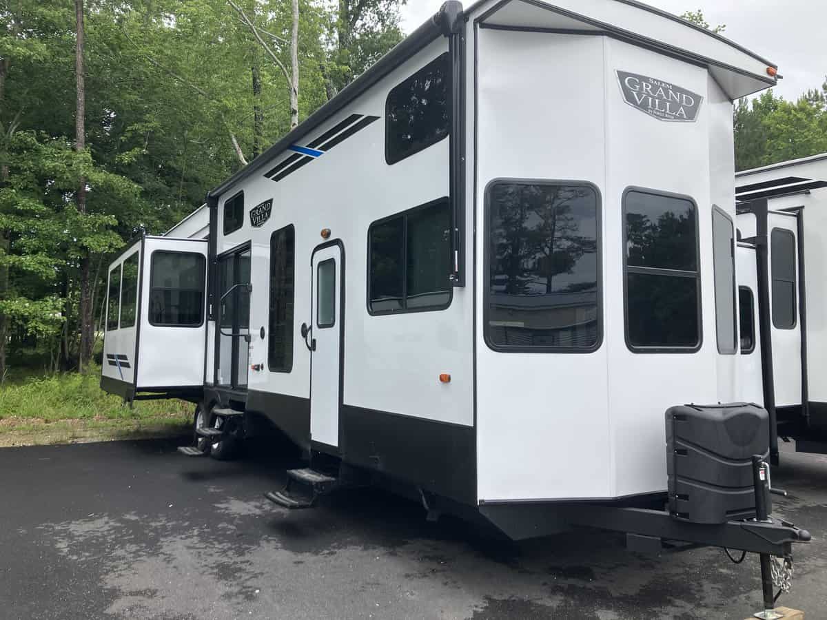 NEW 2022 Forest River Salem Villa 42DL - Coastal RV
