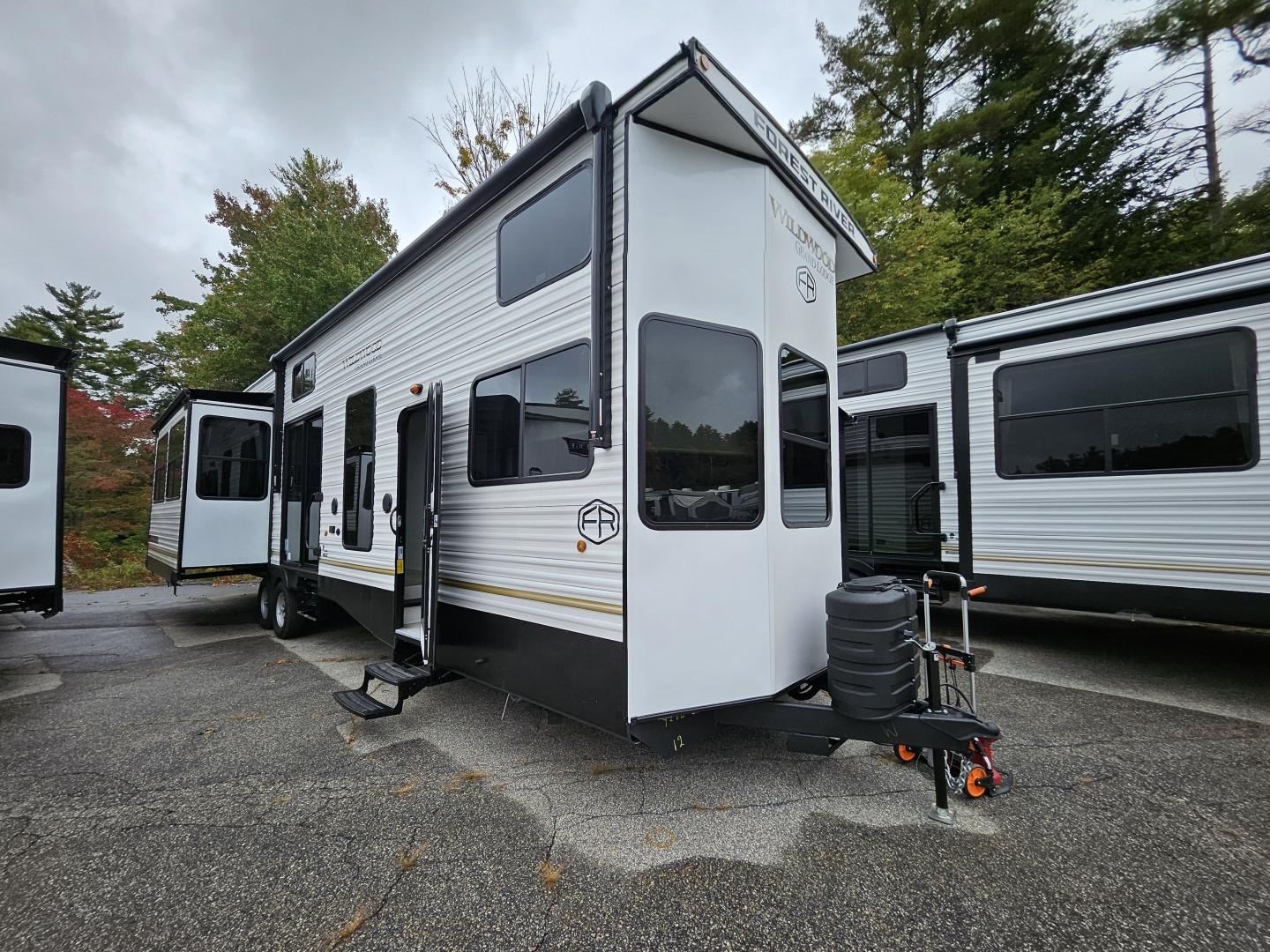 NEW 2025 FOREST RIVER WILDWOOD 42DL - Cold Springs RV