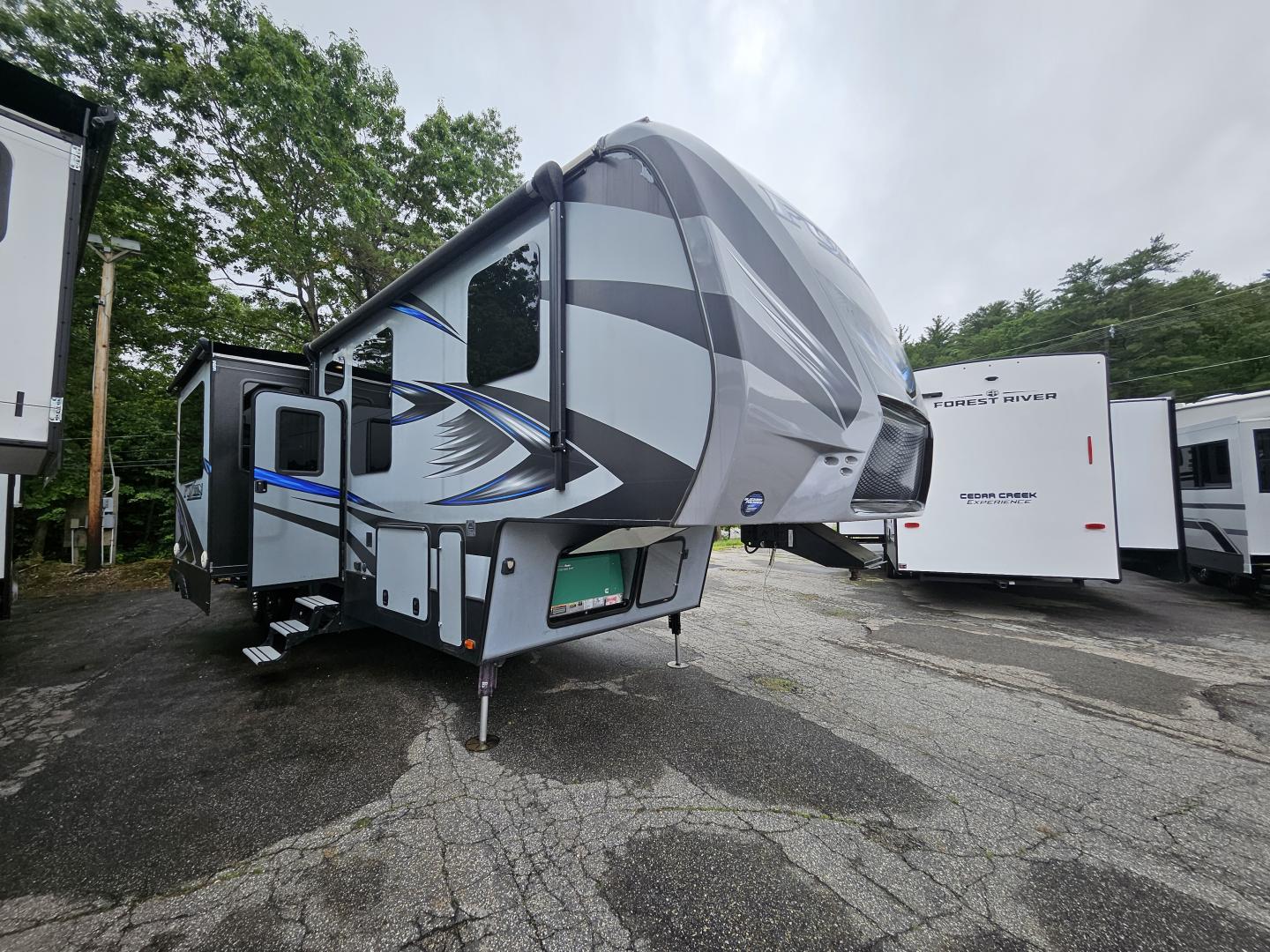 PRE-OWNED 2016 KEYSTONE FUZION 371 - Cold Springs RV