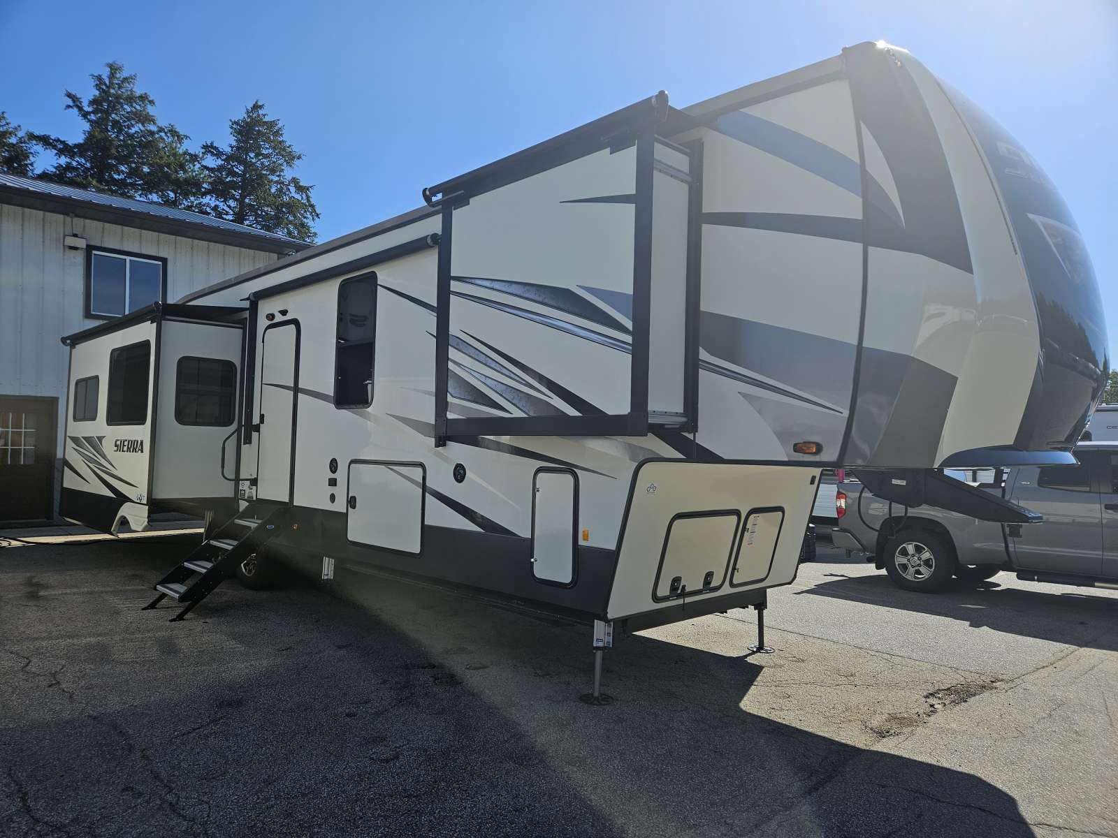 PRE-OWNED 2019 FOREST RIVER SIERRA 368FBDS - Cold Springs RV