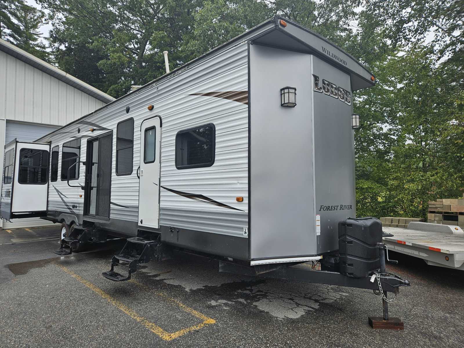 PRE-OWNED 2017 FOREST RIVER WILDWOOD 395RET - Cold Springs RV