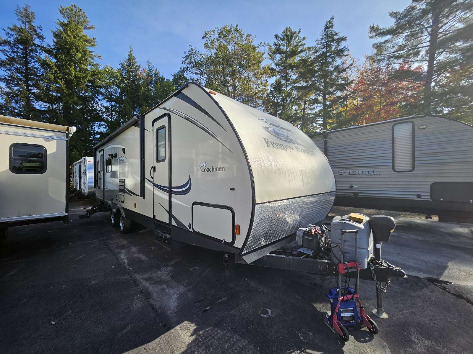 PRE-OWNED 2016 FOREST RIVER FREEDOM EXPRESS 281RLDS - Cold Springs RV