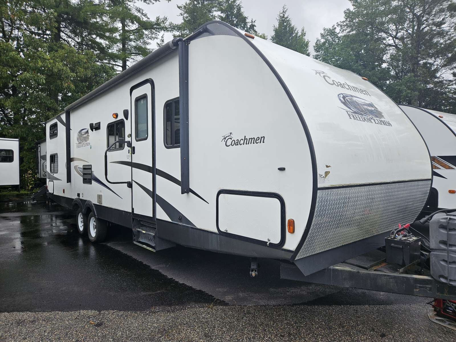 PRE-OWNED 2015 FOREST RIVER FREEDOM EXPRESS 29SE - Cold Springs RV