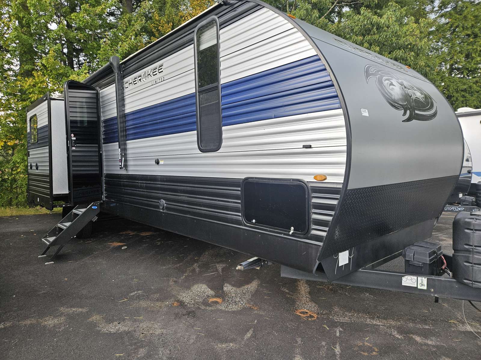 PRE-OWNED 2022 FOREST RIVER CHEROKEE 304BH - Cold Springs RV