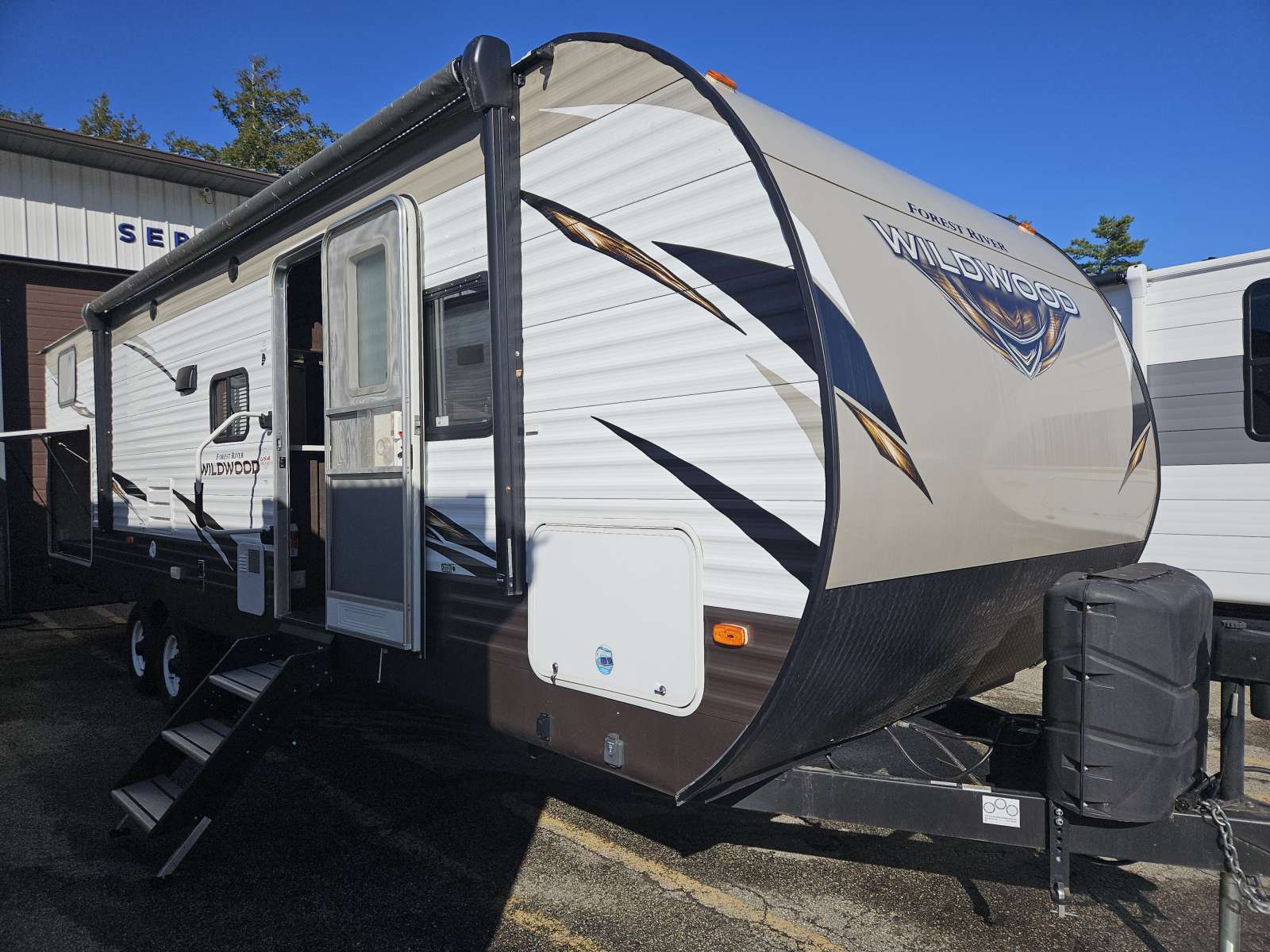 PRE-OWNED 2018 FOREST RIVER WILDWOOD 30KQBSS - Cold Springs RV