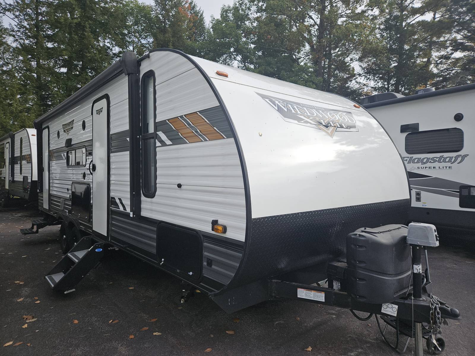 PRE-OWNED 2022 FOREST RIVER WILDWOOD 240BHXL - Cold Springs RV