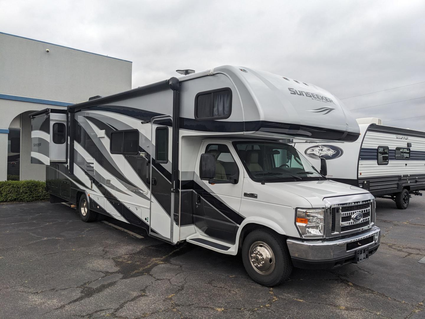 USED 2018 FOREST RIVER SUNSEEKER 3010DS - CSRA Camperland