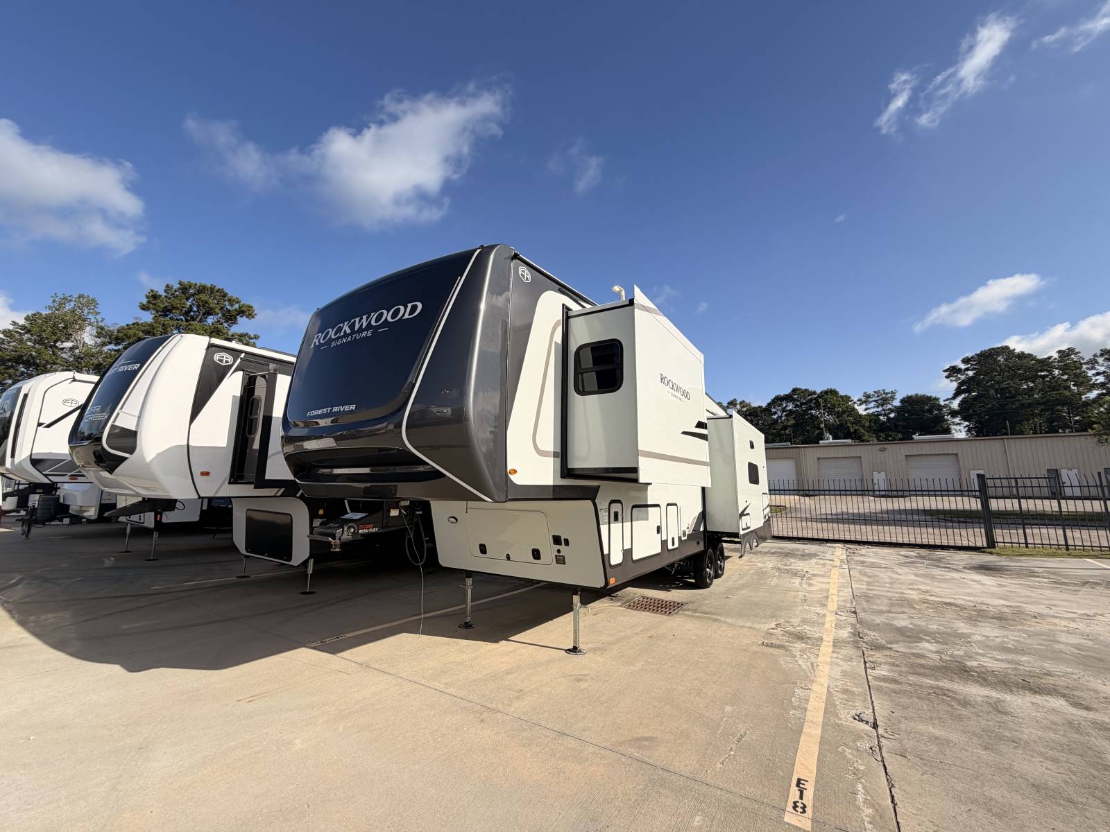 2027 Forest River ROCKWOOD SIGNATURE 361RLS - DeMontrond RV