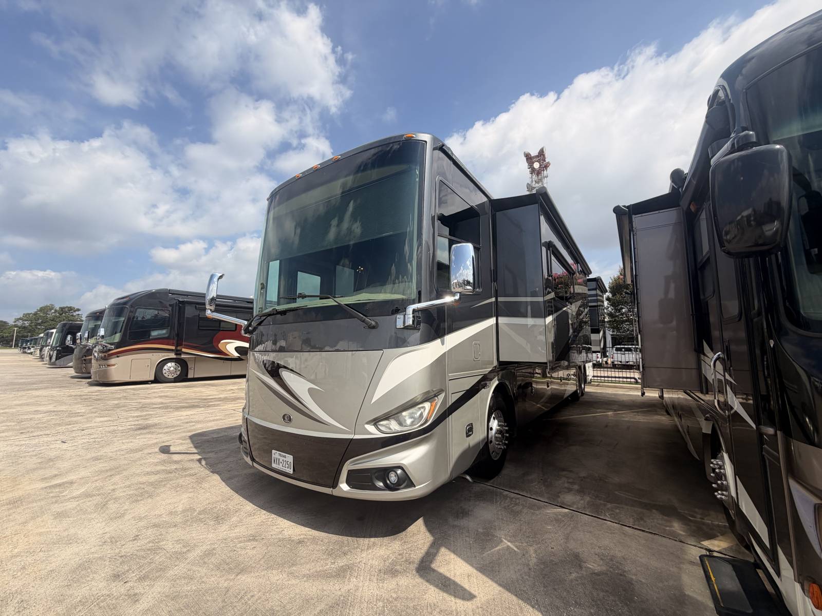 2018 Tiffin Motor Homes PHAETON 44OH