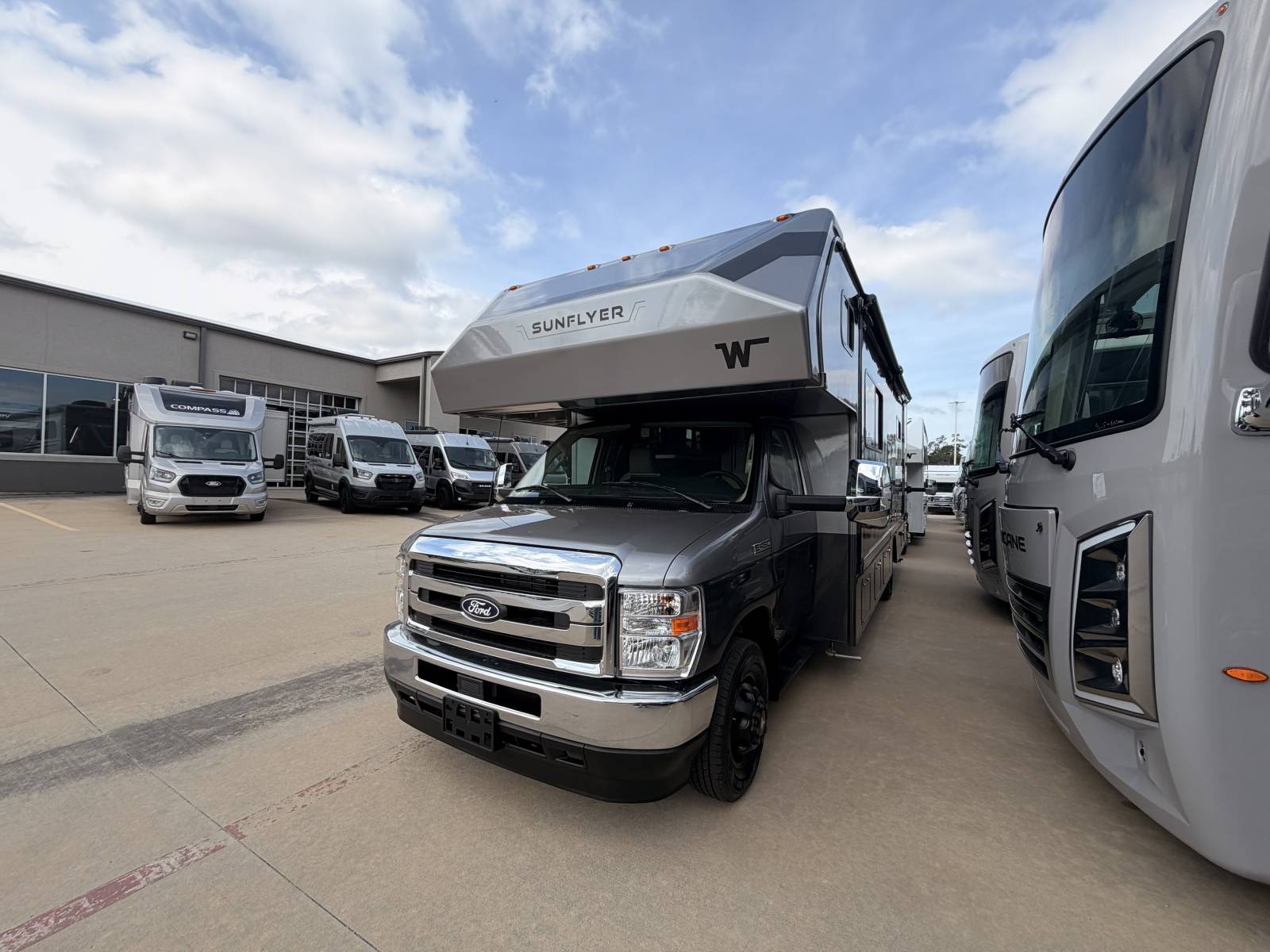 2027 Winnebago SUNFLYER 28MB