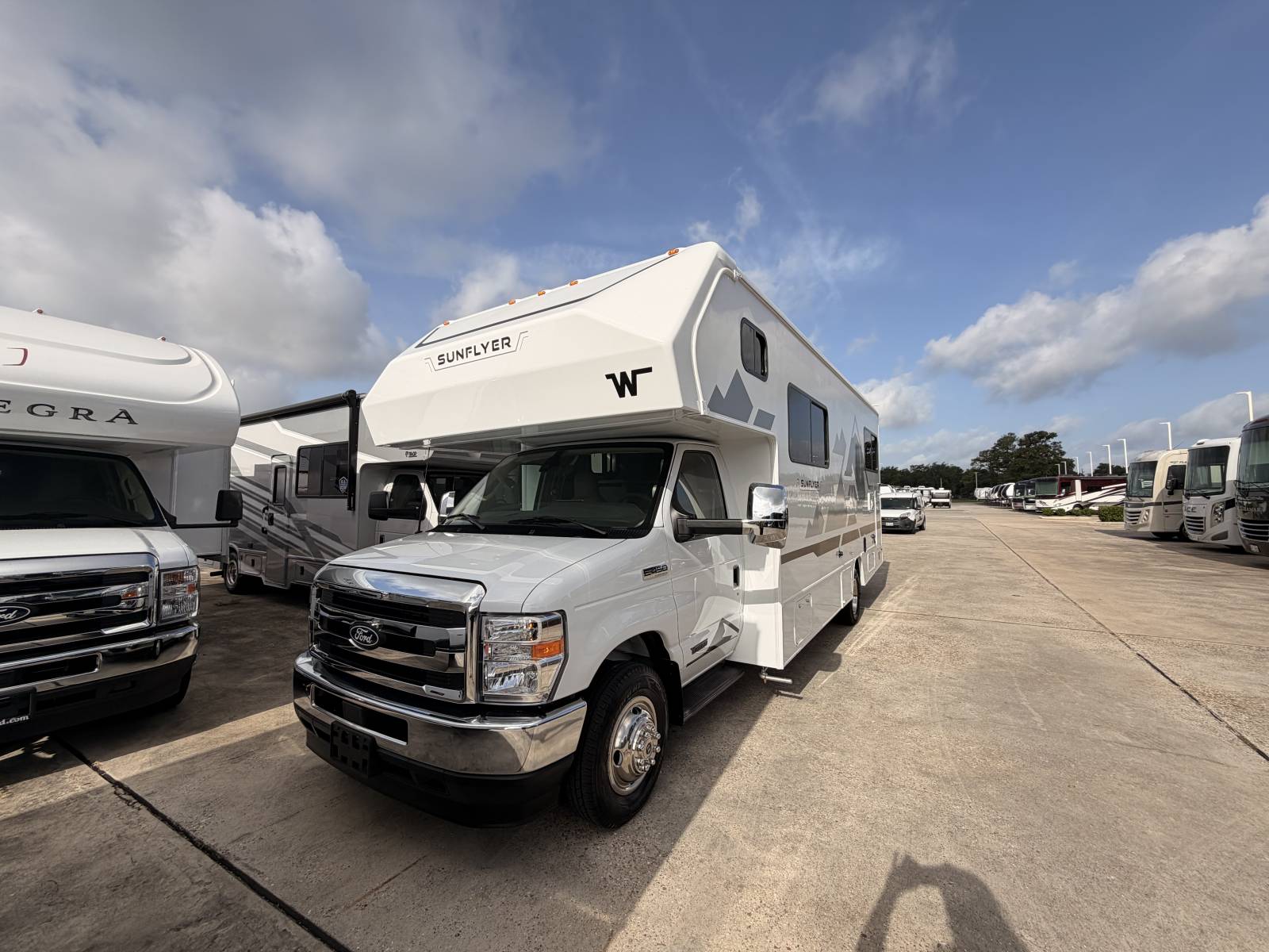 2027 Winnebago SUNFLYER 24GG