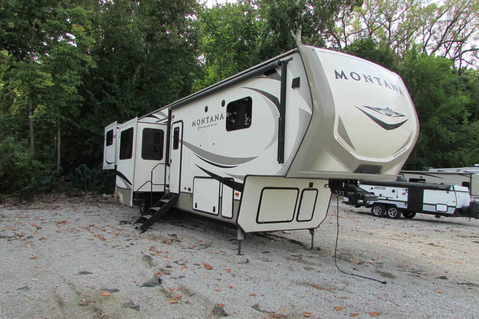 2019 Keystone Montana 3791RD w/ Washer/Dryer - 