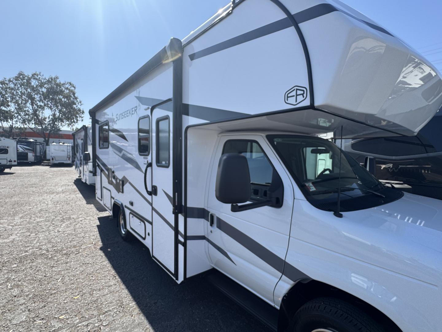 CAMPER　37 New Class B & C Motorhomes