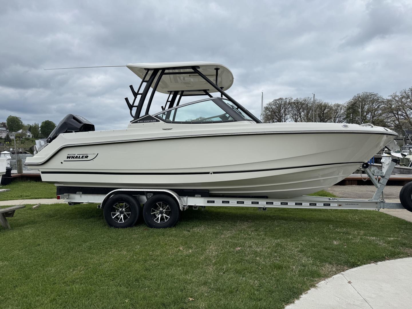 2025 Boston Whaler 240 VANTAGE - Gull Lake Marine