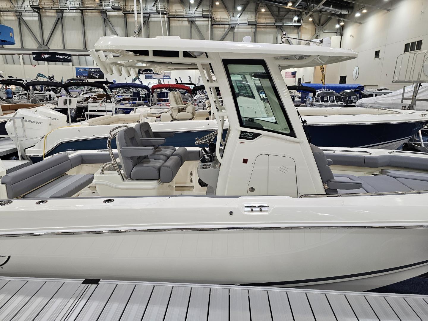 2025 Boston Whaler 250 OUTRAGE - Gull Lake Marine