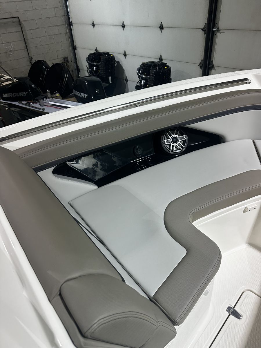 2026 Boston Whaler 330 VANTAGE - Gull Lake Marine