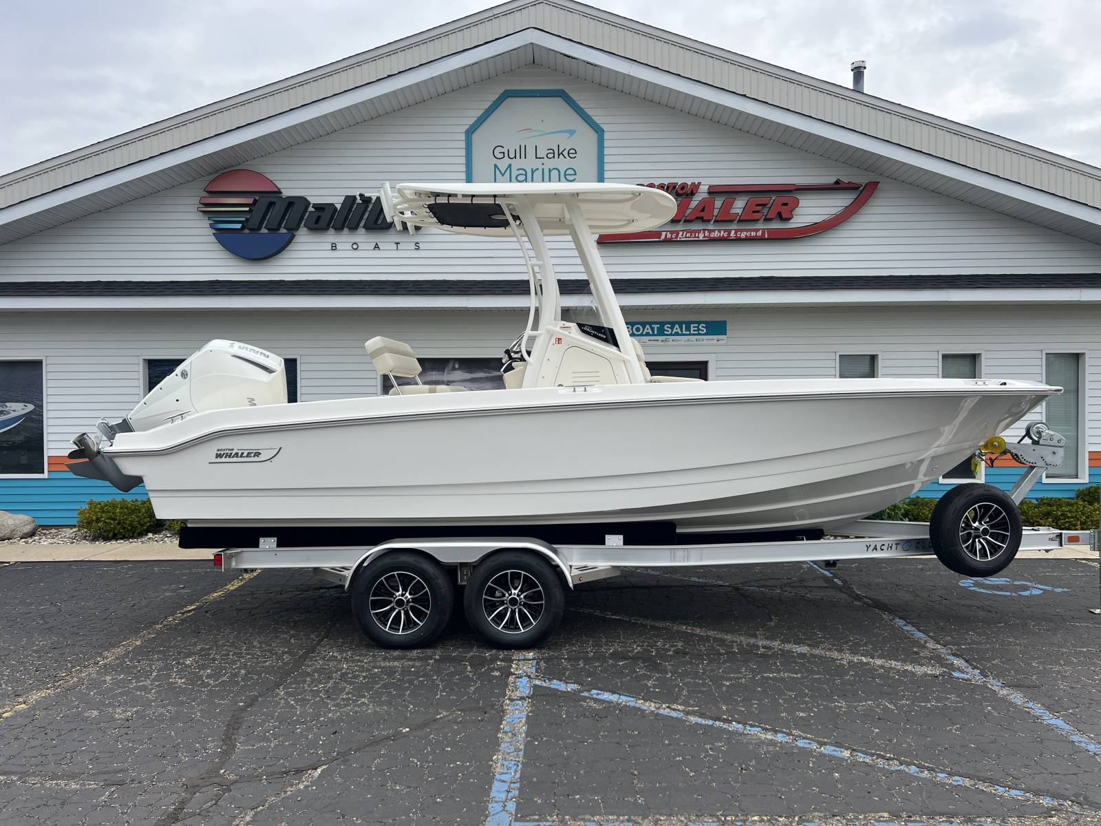 2026 Boston Whaler 220 DAUNTLESS - Gull Lake Marine
