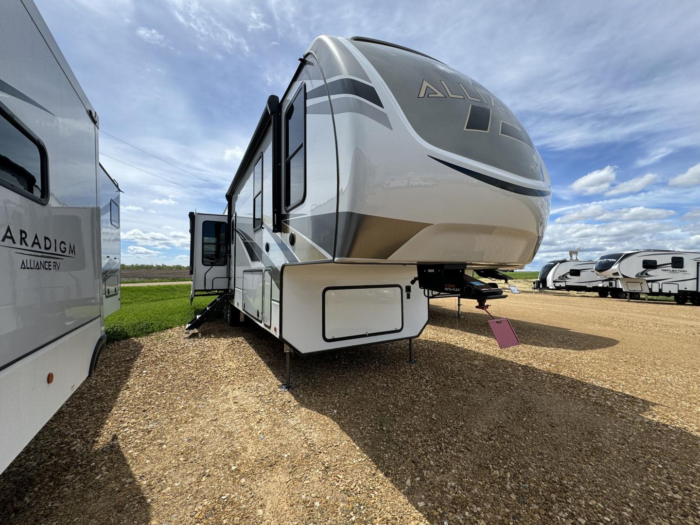 NEW 2022 Alliance RV Paradigm 340RL - Kroubetz Lakeside Campers