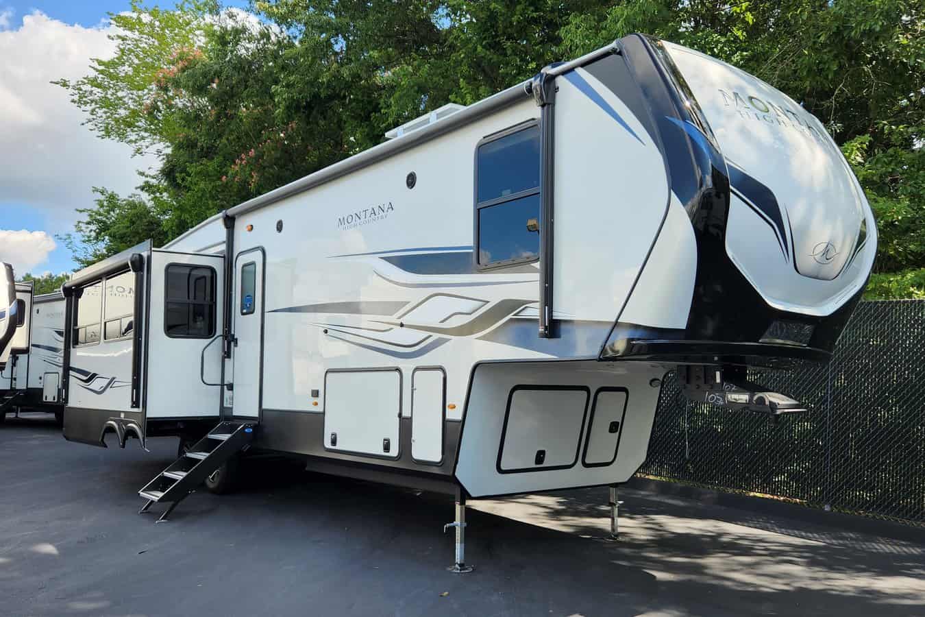 NEW 2023 Keystone Montana High Country 331RL St. Louis, MO