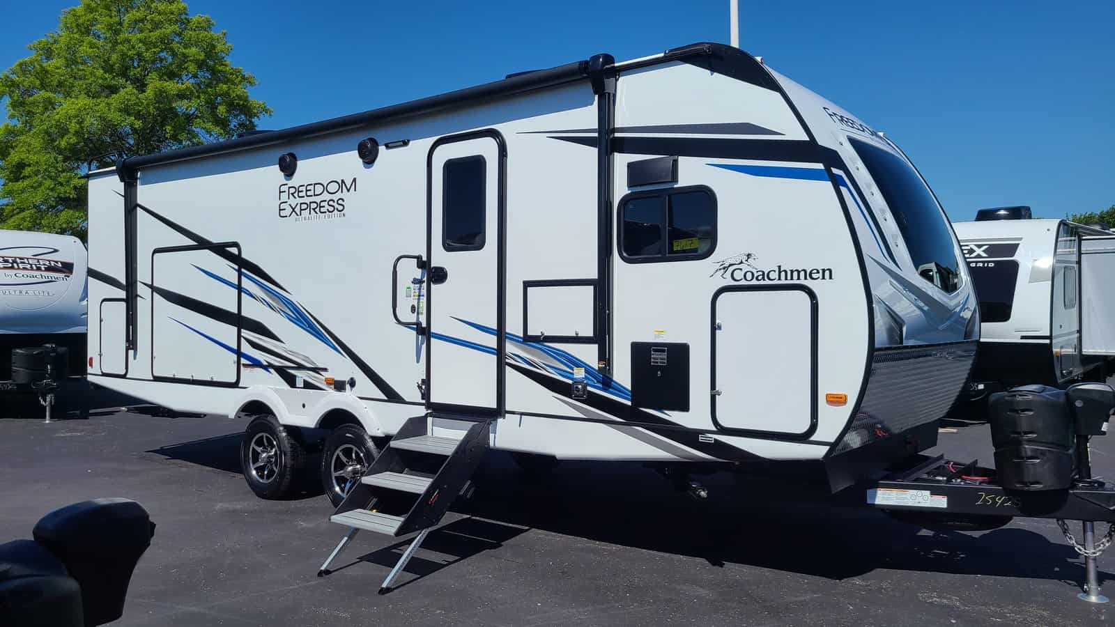 NEW 2022 Coachmen Freedom Express 259FKDS St. Louis, MO