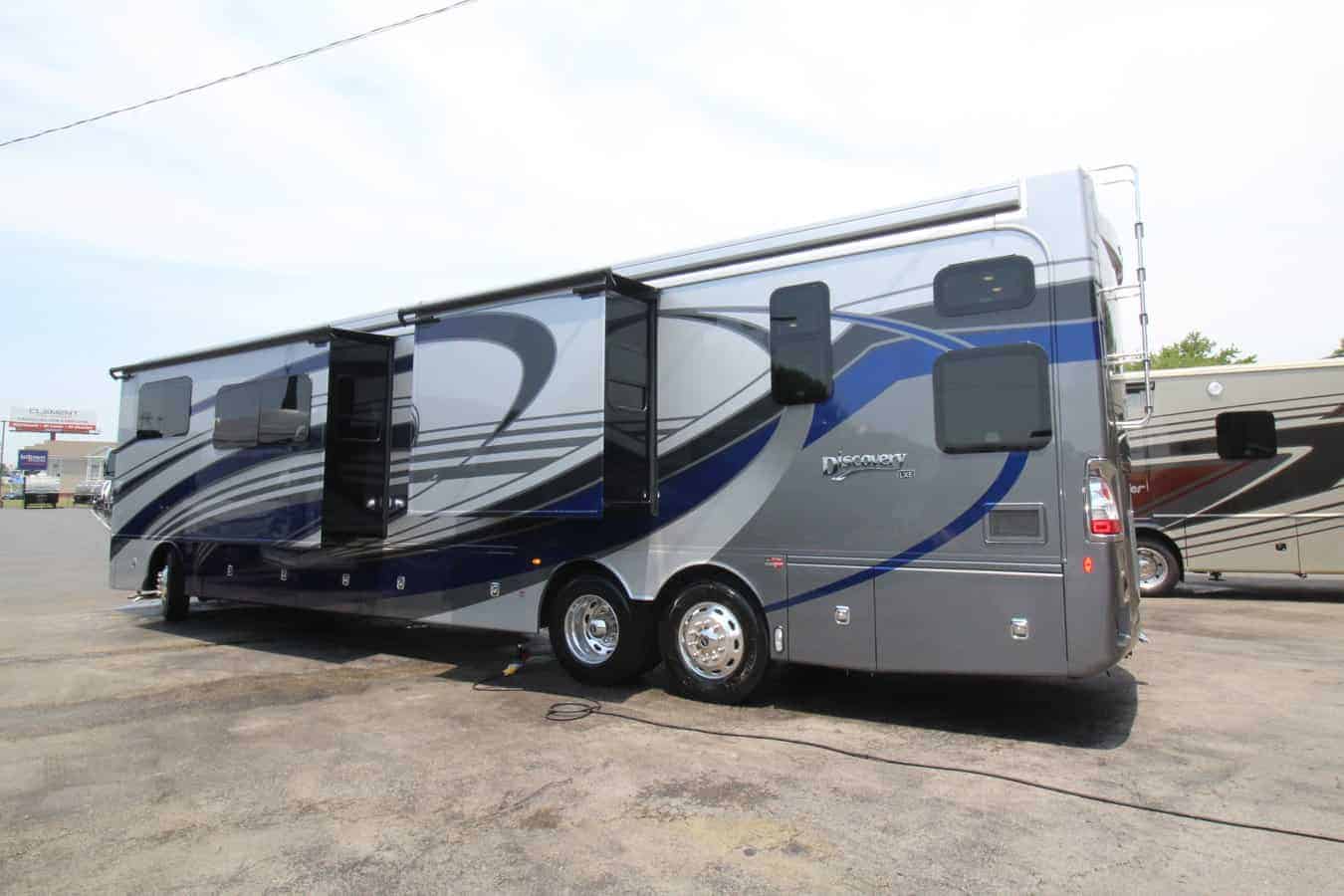NEW 2024 Fleetwood Discovery LXE 44B St. Louis, MO