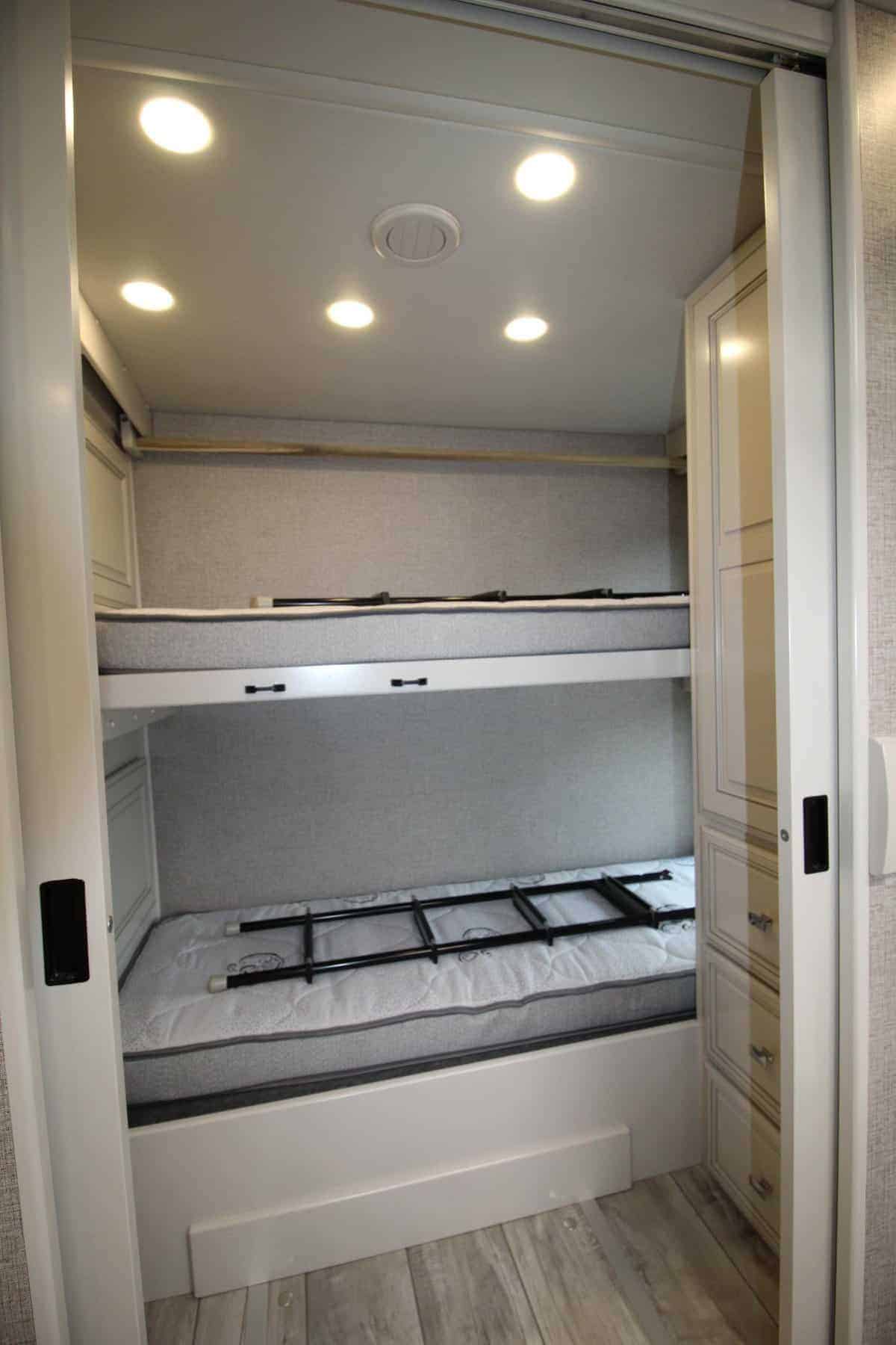 NEW 2024 Fleetwood Discovery LXE 44B St. Louis, MO