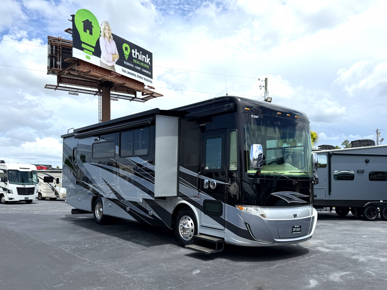 2021 Tiffin Motorhomes Red 33AA - RV Connections