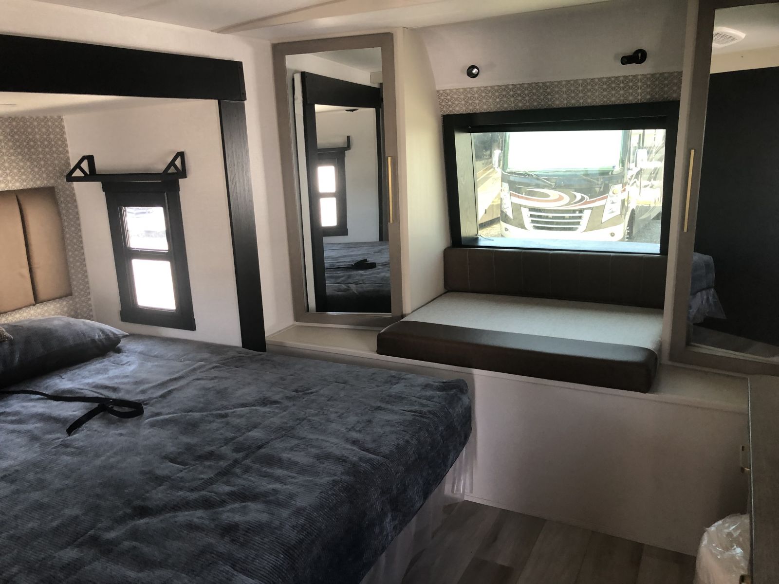 NEW 2026 FOREST RIVER SALEM HEMISPHERE 323RLI - Setzers RV