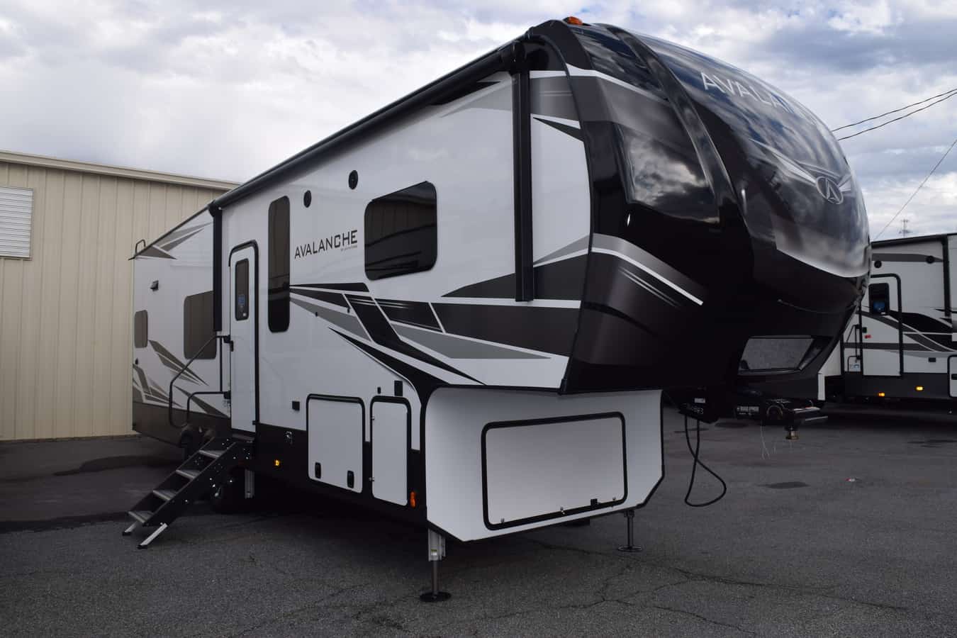 NEW 2021 Keystone AVALANCHE 295RK