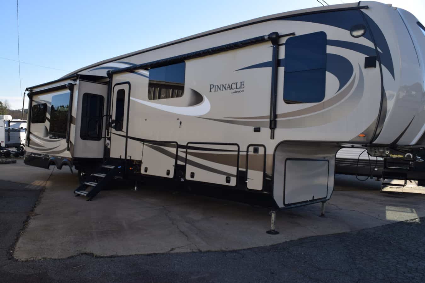 USED 2017 Jayco PINNACLE 37MDQS