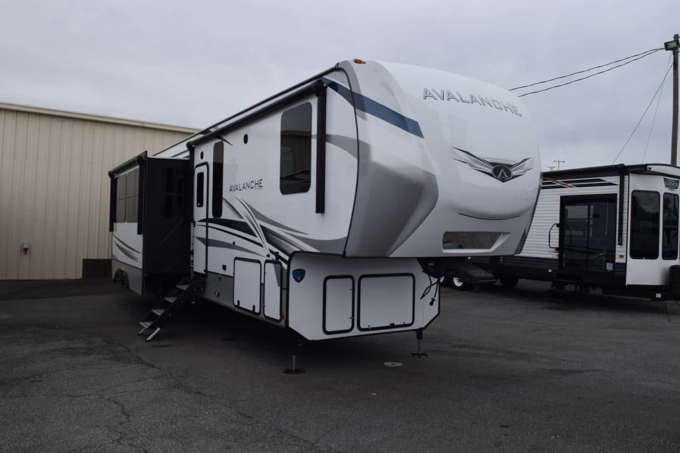 NEW 2022 Keystone AVALANCHE 390DS