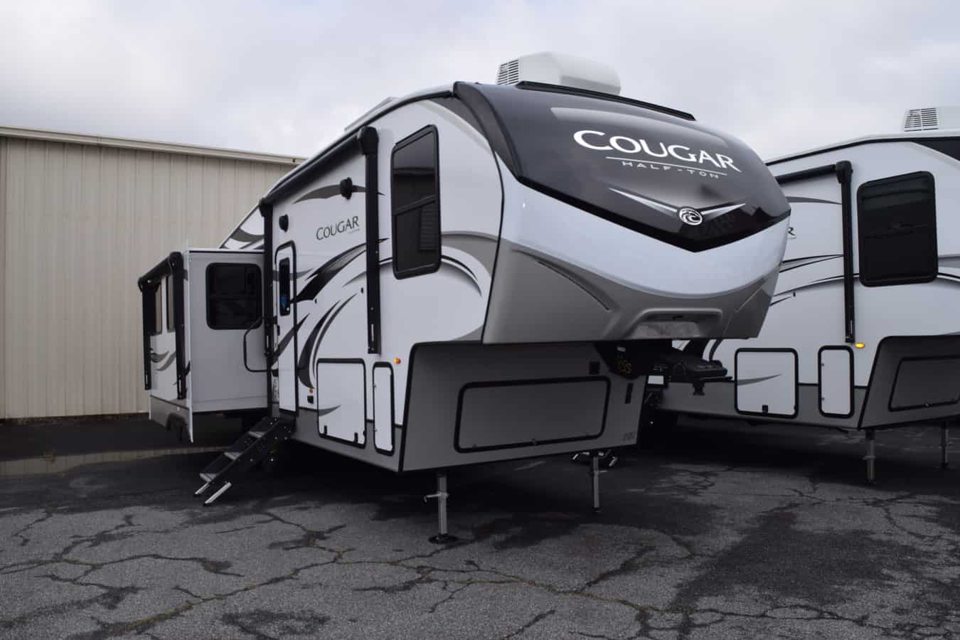 NEW 2022 Keystone COUGAR HALF-TON 29RLI