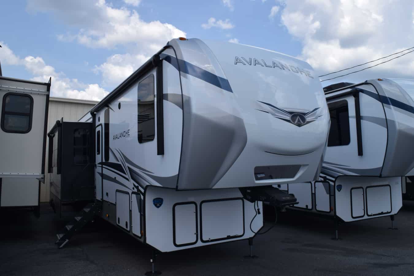 NEW 2022 Keystone AVALANCHE 390DS