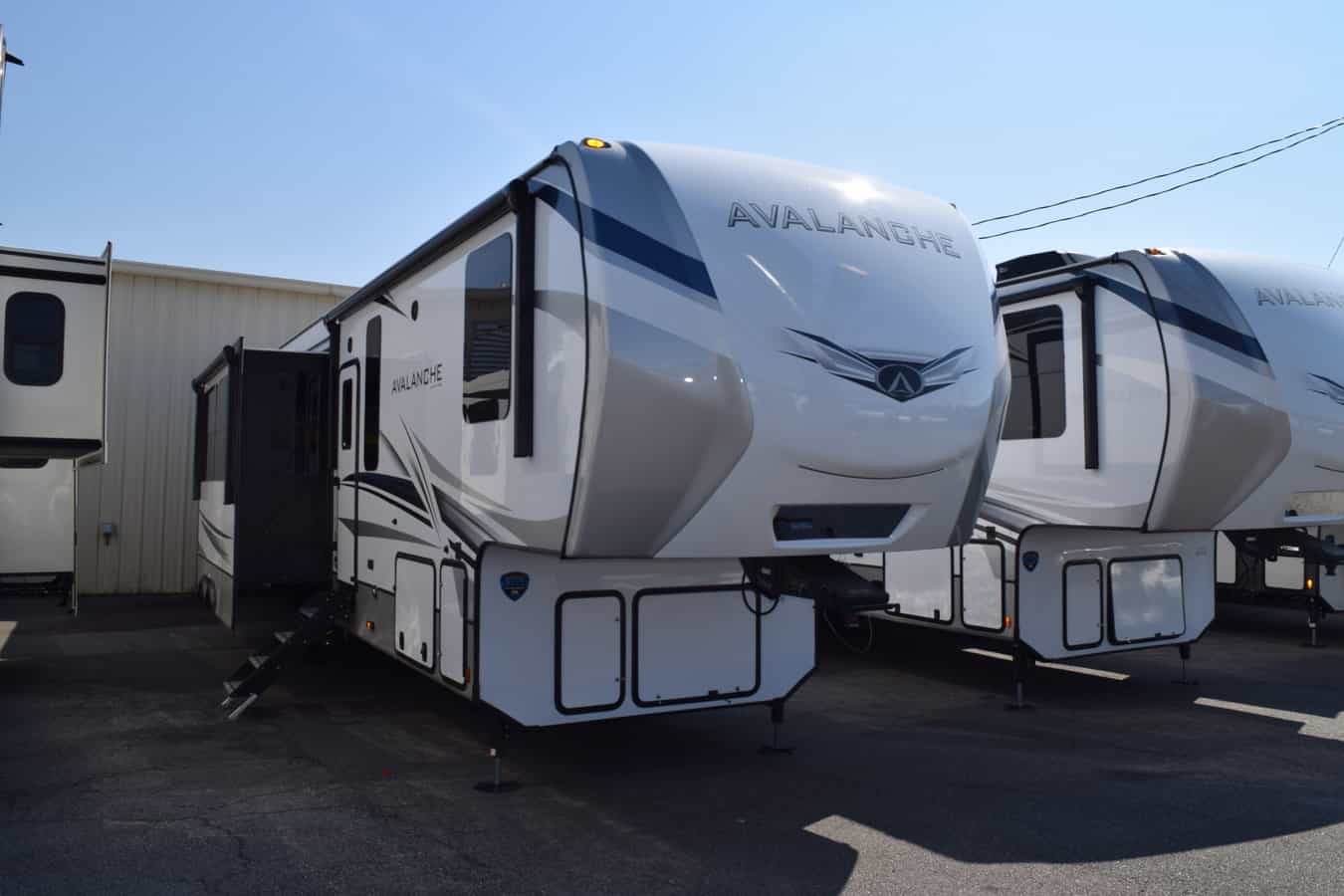 NEW 2022 Keystone AVALANCHE 390DS